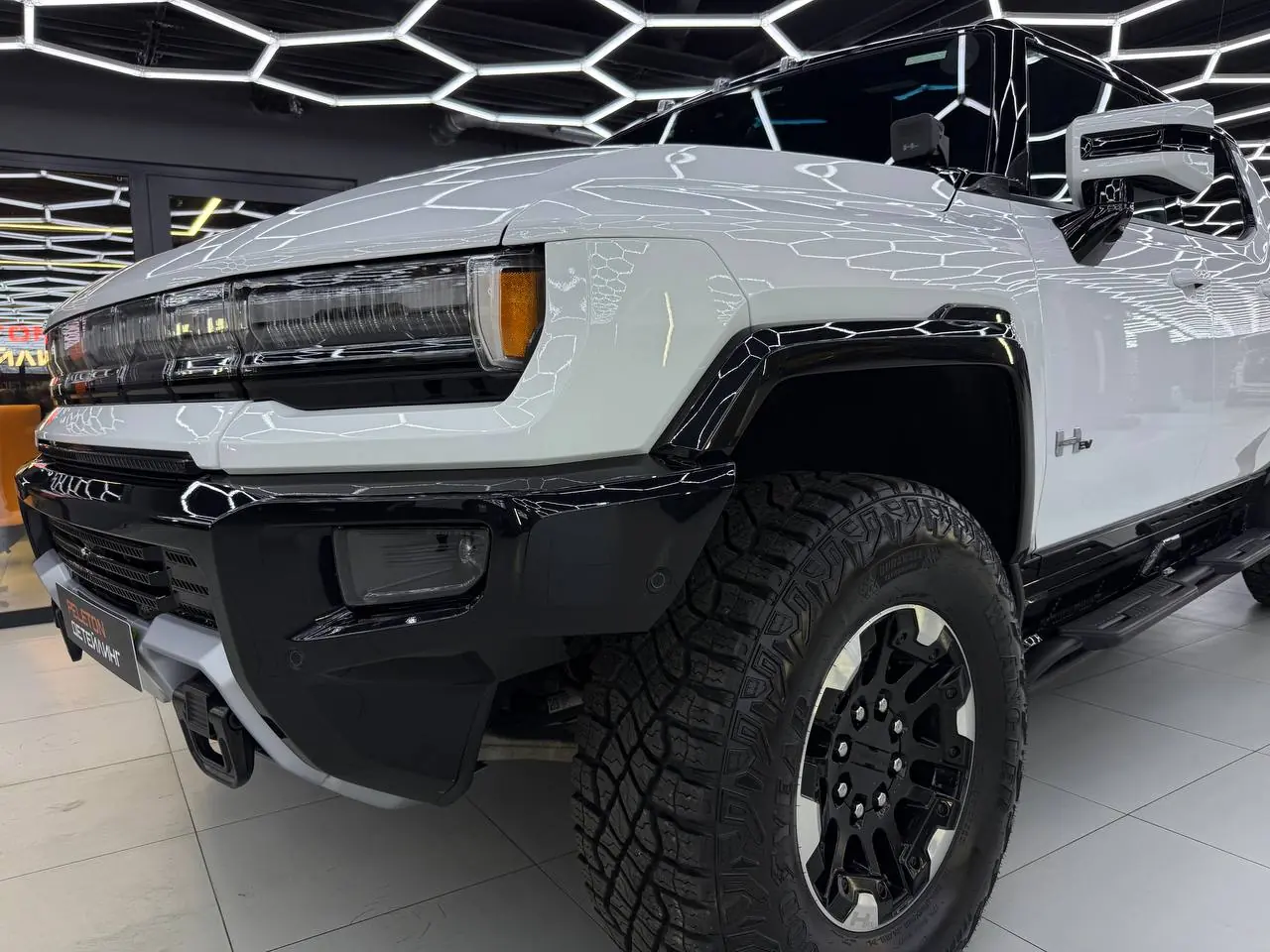Полная защита GMC Hummer EV: оклейка кузова, черного глянца, лобового и панорамы